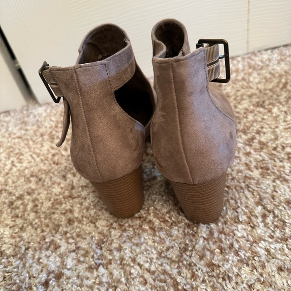 Beige women’s cut out shoes. Size 8.  The brand is Not Rated. - Picture 2 of 5